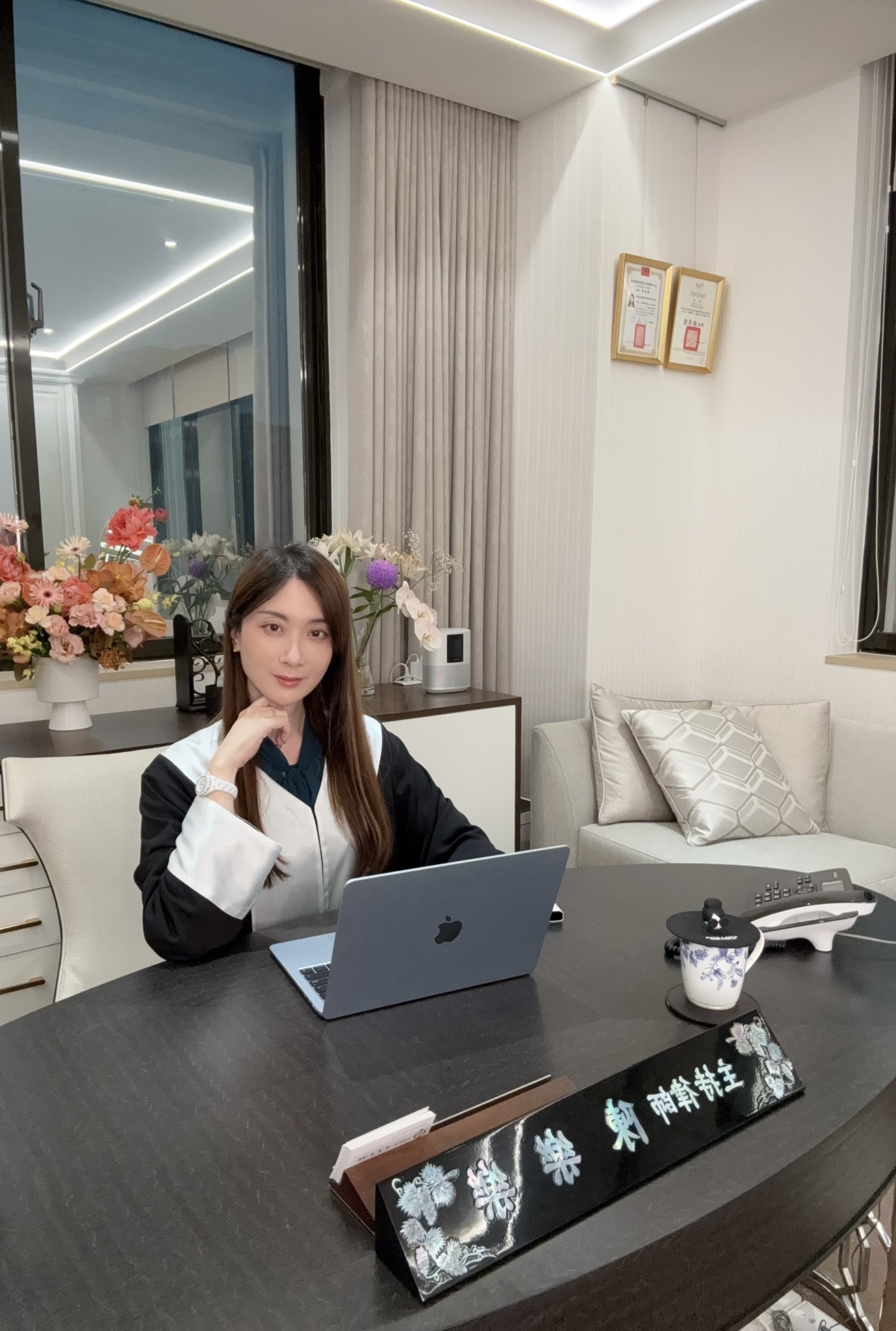 陳樂涵坐在辦公桌前的工作日常照片