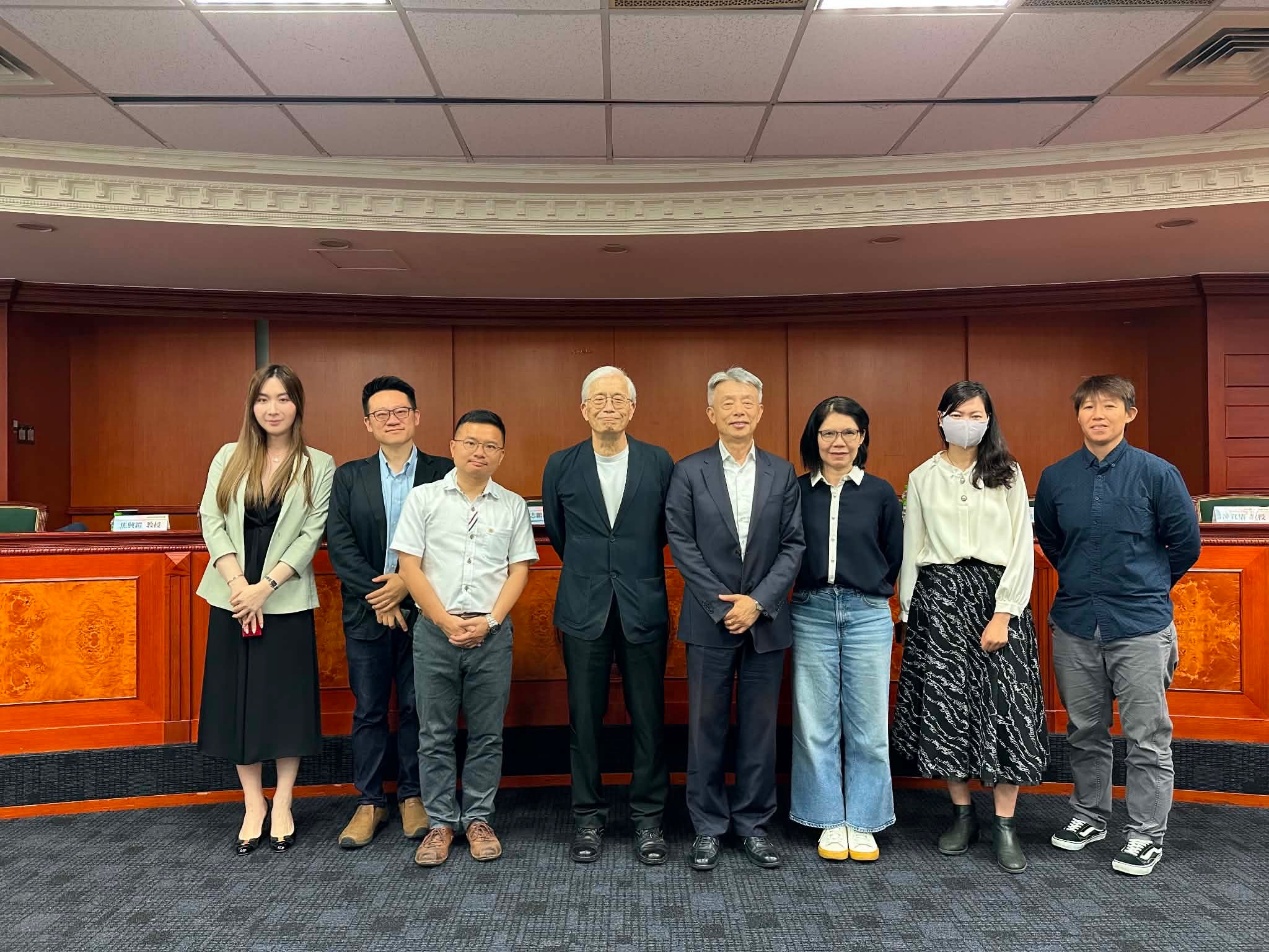 陳樂涵律師與第六回勞動法論壇參與者於會場合影