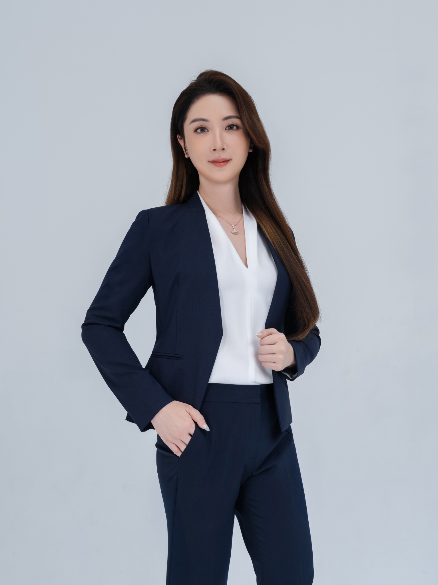 陳樂涵身穿深藍色西裝的站姿形象照